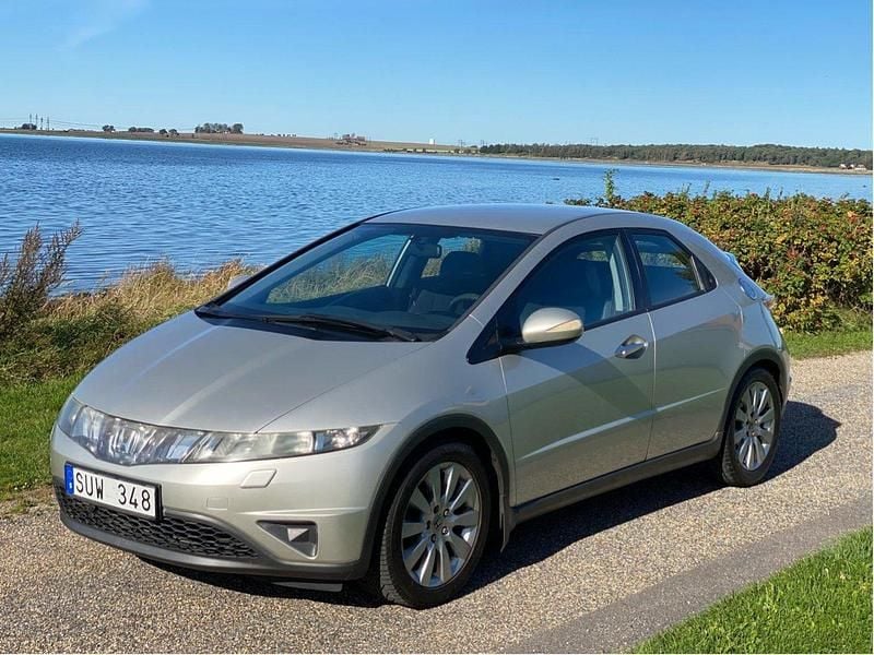 Silver Begagnad 2006 Honda Civic Sport Halvkombi | 38 000 kr (Marknadspris) - Bild 1/4