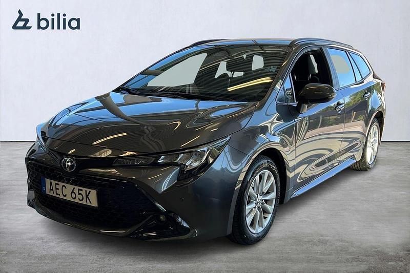 Mörkgrå (grå) Begagnad 2024 Toyota Corolla Active Kombi | 339 900 kr (Dyr) - Bild 1/3