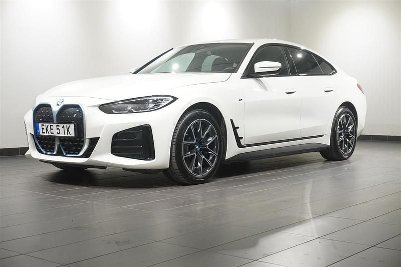 Vit Begagnad 2023 BMW i4 M Sport Sedan | 499 900 kr - Bild 1/3