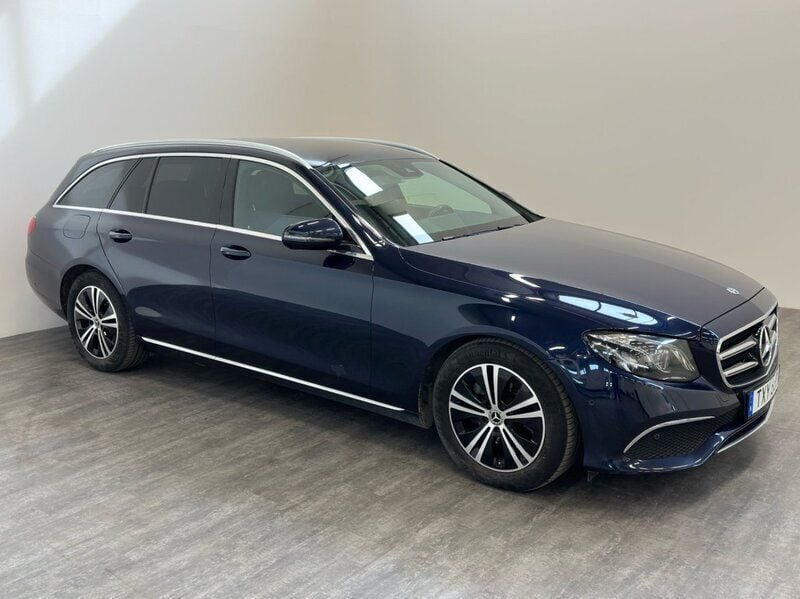 Mörkblå Begagnad 2019 Mercedes E220 Avantgarde Kombi | 275 000 kr (Superpris) - Bild 1/4