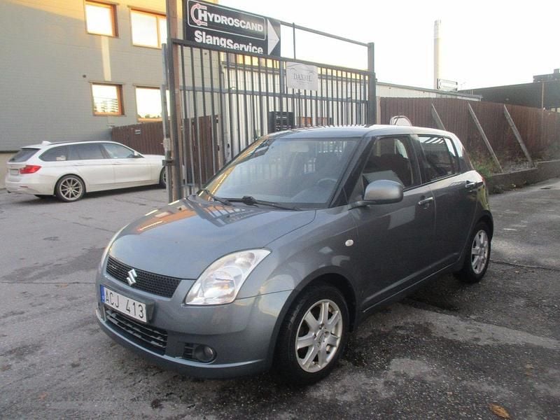 Mörkgrå Begagnad 2007 Suzuki Swift Halvkombi | 44 900 kr (Marknadspris) - Bild 1/4