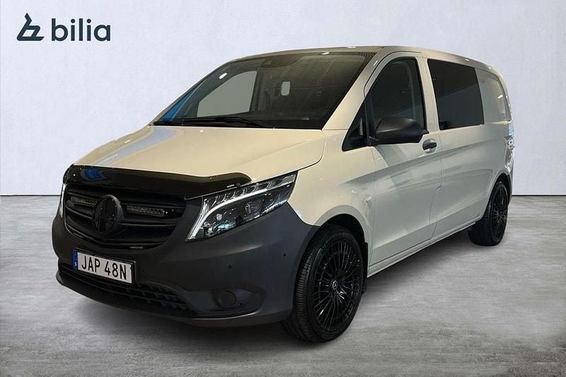 Grå Begagnad 2023 Mercedes Vito Minibuss | 559 900 kr - Bild 1/4