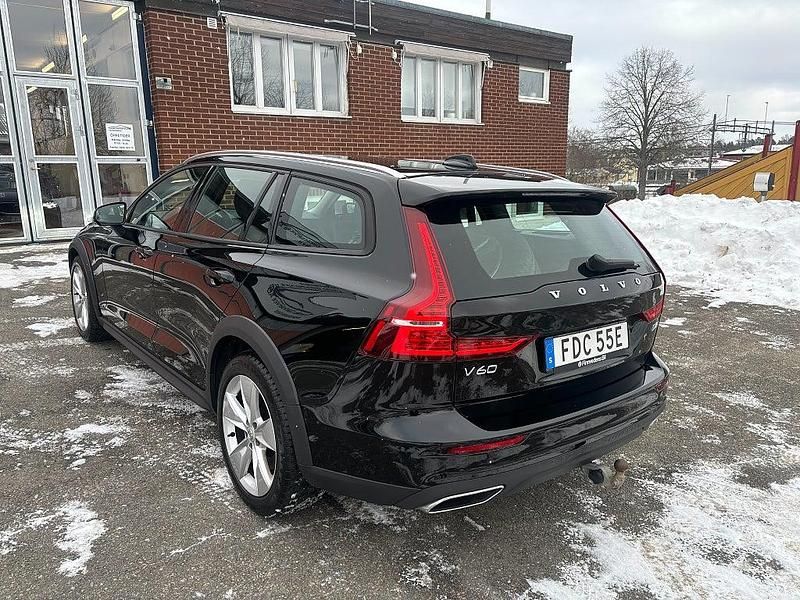 Begagnad Volvo V60 CC Momentum 190 HK (139 kW) 2020 Svart Kombi