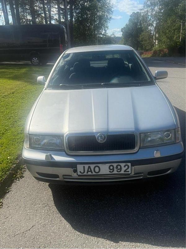 Grå Begagnad 2000 Skoda Octavia Tour Sedan | 16 800 kr - Bild 1/4