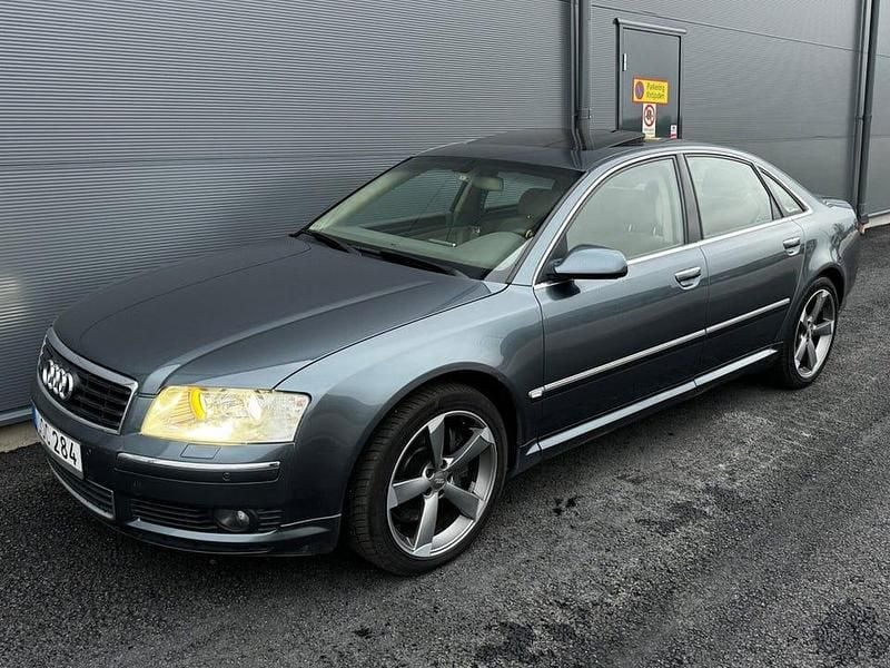Grå Begagnad 2004 Audi A8 Sedan | 79 900 kr - Bild 1/4