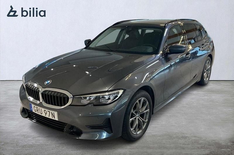 Grå Begagnad 2021 BMW 320 Sport Line Kombi | 309 000 kr (Superpris) - Bild 1/4
