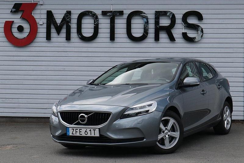 Grå Begagnad 2020 Volvo V40 Kombi | 189 900 kr (Marknadspris) - Bild 1/4