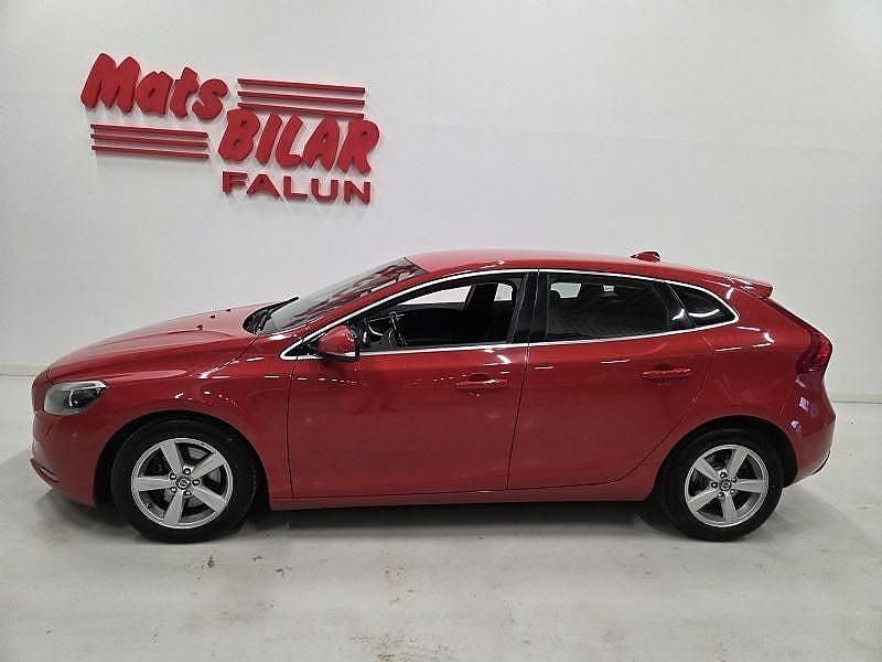 Röd Begagnad 2014 Volvo V40 Momentum Halvkombi | 99 900 kr (Lite dyr) - Bild 1/4