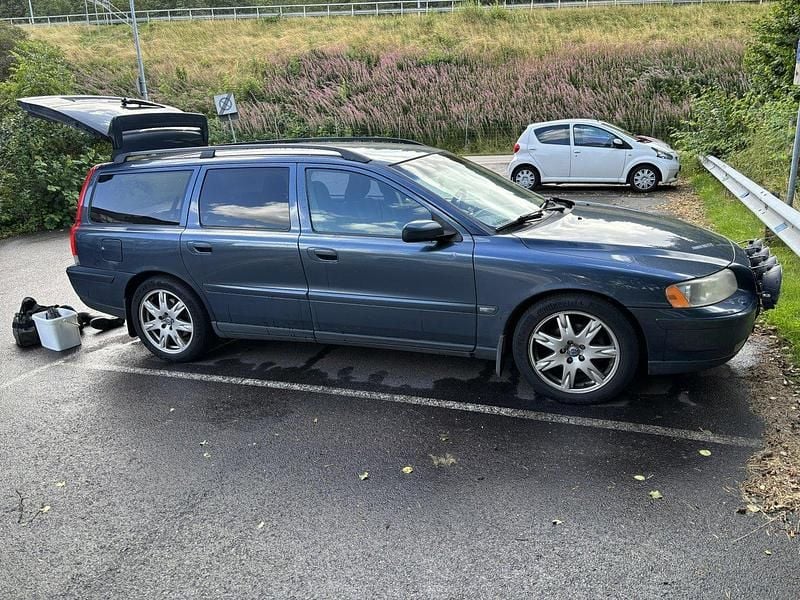 Blå Begagnad 2006 Volvo V70 Kinetic Kombi | 40 000 kr (Marknadspris) - Bild 1/4