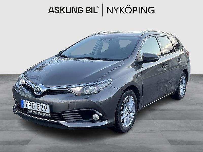 Mörkgrå Begagnad 2017 Toyota Auris Touring Sports Comfort Kombi | 149 000 kr (Marknadspris) - Bild 1/4