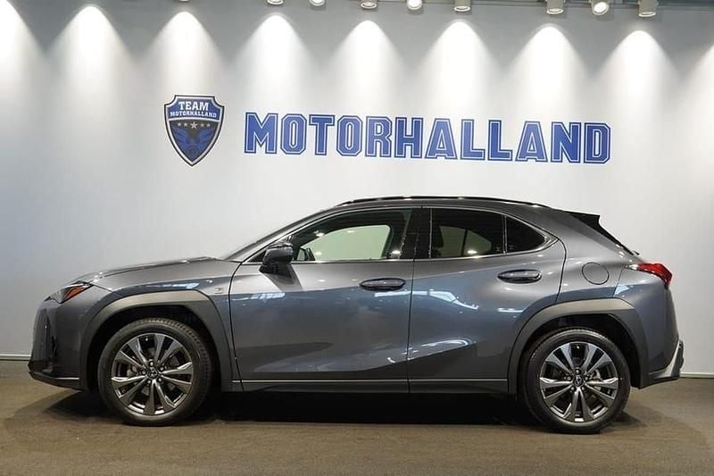 Grå Begagnad 2023 Lexus UX 250h Sport Line SUV | 324 900 kr (Marknadspris) - Bild 1/4