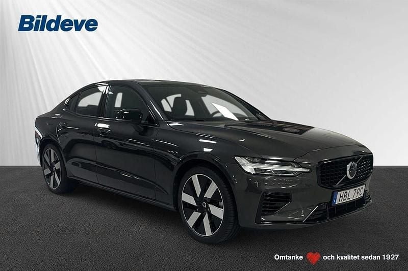 Grå Begagnad 2024 Volvo S60 Ultimate Sedan | 469 900 kr (Marknadspris) - Bild 1/4