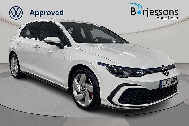 Vit Begagnad 2021 VW Golf VIII GTE Halvkombi | 269 900 kr (Superpris) - Bild 1/4
