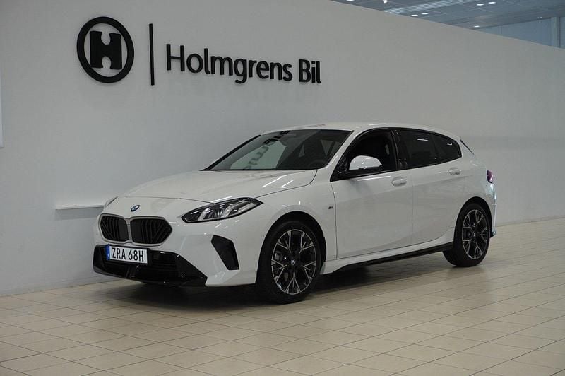 Vit Ny 2025 BMW 120 M Sport Halvkombi | 398 800 kr (Bra pris) - Bild 1/4