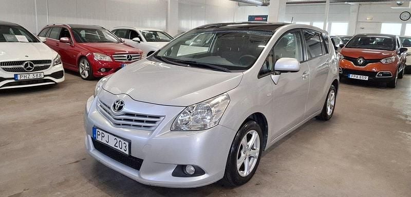 Silver Begagnad 2010 Toyota Verso Minibuss | 69 999 kr (Marknadspris) - Bild 1/4