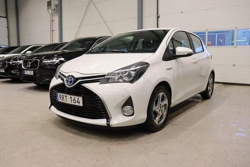 Vit Begagnad 2016 Toyota Yaris Hybrid Active Halvkombi | 89 900 kr (Marknadspris) - Bild 1/4