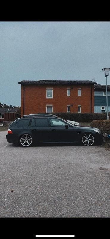 Svart Begagnad 2005 BMW 525 M Sport Kombi | 25 000 kr (Bra pris) - Bild 1/4
