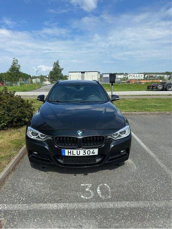 Svart Begagnad 2014 BMW 330 M Sport Kombi | 190 000 kr (Marknadspris) - Bild 1/4