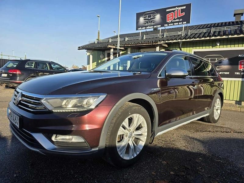 Mörkröd Begagnad 2017 VW Passat Alltrack Kombi | 133 500 kr (Marknadspris) - Bild 1/4