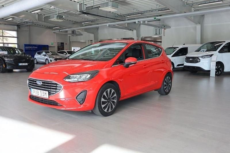 Röd Begagnad 2022 Ford Fiesta Titanium Halvkombi | 139 800 kr (Marknadspris) - Bild 1/4