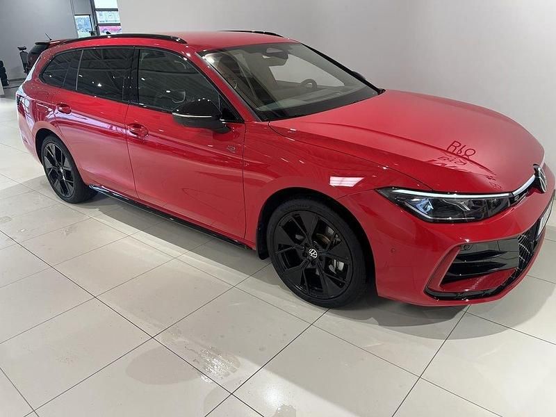 Röd (tornado red) Begagnad 2024 VW Passat Style Kombi | 519 900 kr - Bild 1/4