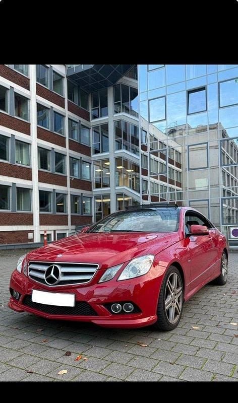 Röd Begagnad 2011 Mercedes E220 AMG Sportkupé | 149 900 kr (Lite dyr) - Bild 1/4