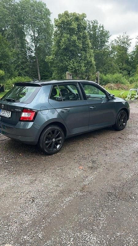 Grå Begagnad 2018 Skoda Fabia Style Halvkombi | 99 999 kr (Marknadspris) - Bild 1/2