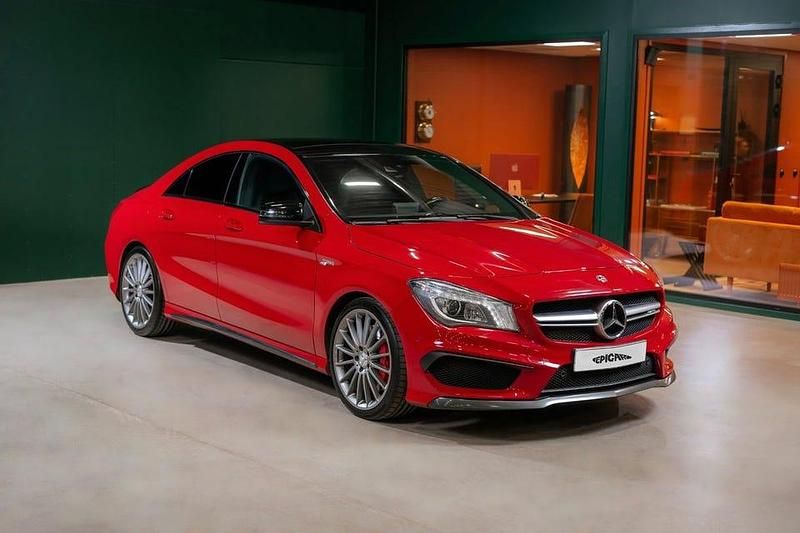 Röd Begagnad 2015 Mercedes CLA45 AMG AMG Sportkupé | 329 900 kr (Marknadspris) - Bild 1/4