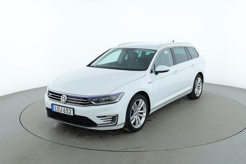 Vit Begagnad 2017 VW Passat GTE Kombi | 149 000 kr (Bra pris) - Bild 1/4