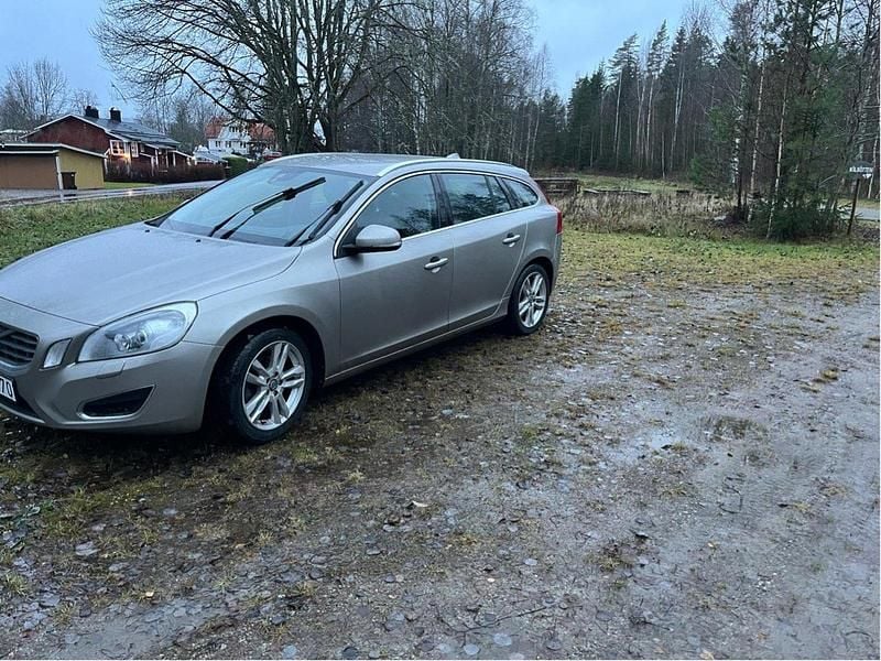 Brun Begagnad 2012 Volvo V60 Summum Kombi | 68 900 kr (Superpris) - Bild 1/4