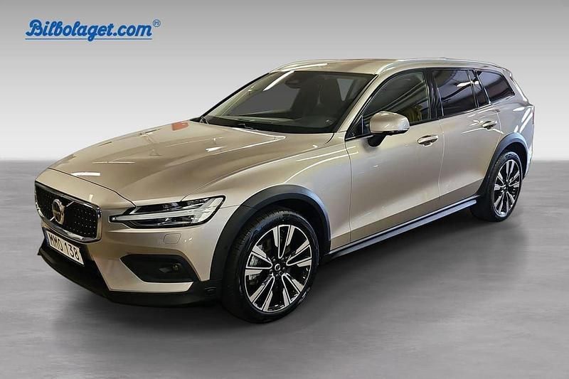 Grå Begagnad 2023 Volvo V60 CC Plus Kombi | 437 900 kr (Marknadspris) - Bild 1/4