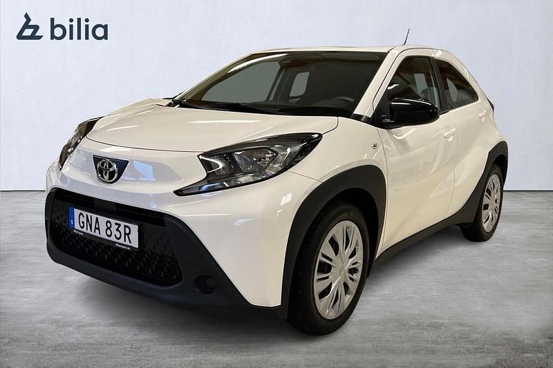 Vit Begagnad 2022 Toyota Aygo X Play SUV | 154 900 kr (Marknadspris) - Bild 1/3