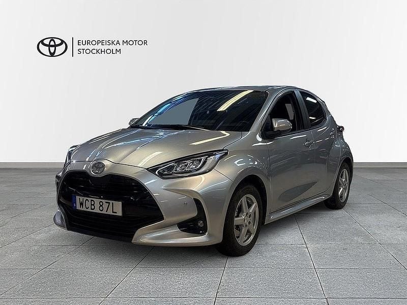 Silver Begagnad 2025 Toyota Yaris Active Halvkombi | 274 900 kr (Marknadspris) - Bild 1/4