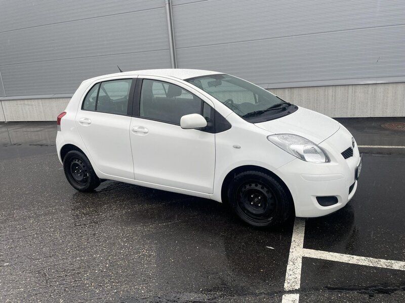 Vit Begagnad 2009 Toyota Yaris Halvkombi | 62 000 kr (Marknadspris) - Bild 1/3