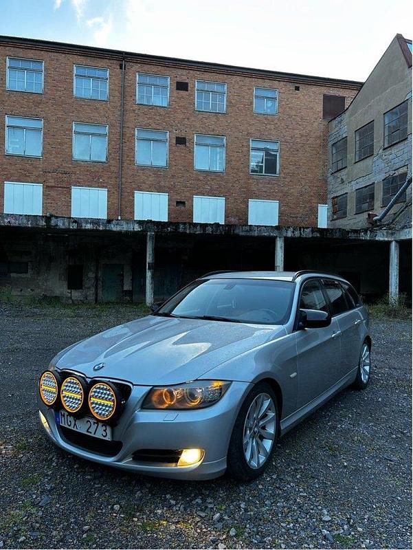 Grå Begagnad 2012 BMW 320 Kombi | 67 000 kr (Marknadspris) - Bild 1/4