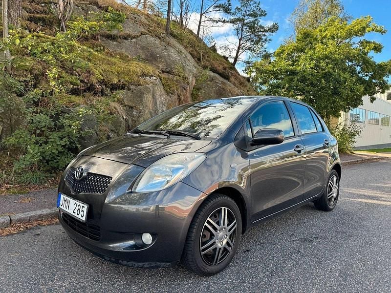 Grå Begagnad 2008 Toyota Yaris Halvkombi | 39 900 kr (Bra pris) - Bild 1/4