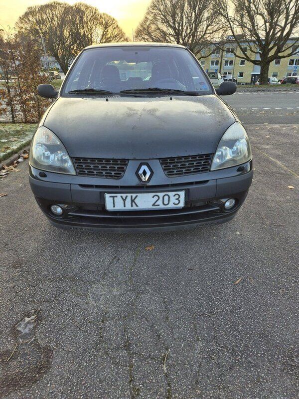 Svart Begagnad 2003 Renault Clio II Expression Halvkombi | 9 900 kr (Superpris) - Bild 1/4