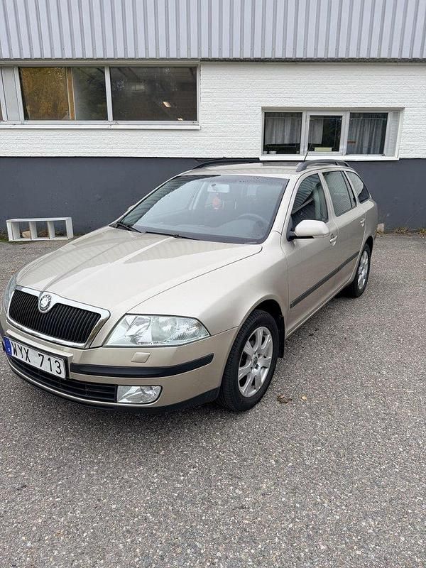 Brun Begagnad 2006 Skoda Octavia Kombi | 24 500 kr (Marknadspris) - Bild 1/4