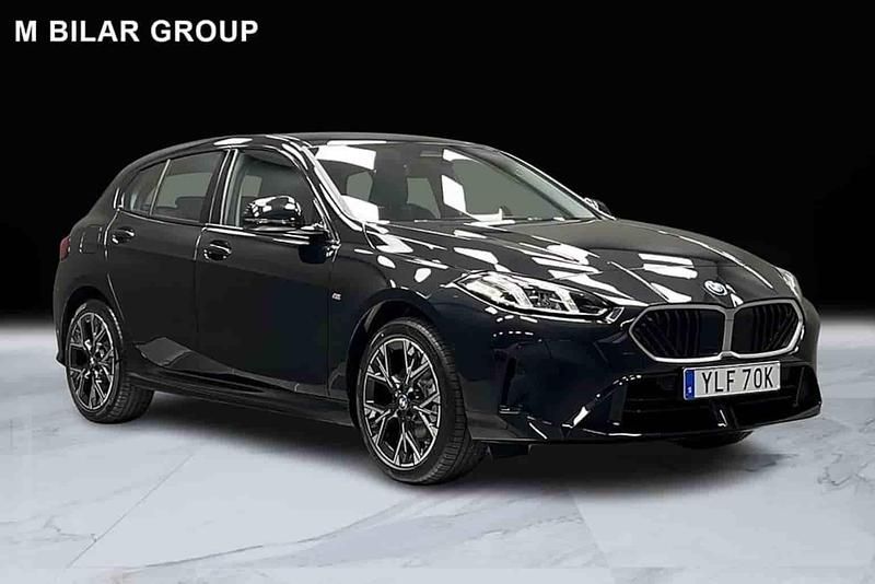 Svart Ny 2025 BMW 120 Halvkombi | 426 500 kr - Bild 1/1