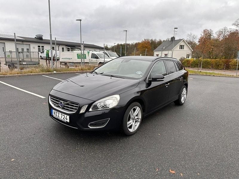 Svart Begagnad 2012 Volvo V60 Momentum Kombi | 89 900 kr (Superpris) - Bild 1/4
