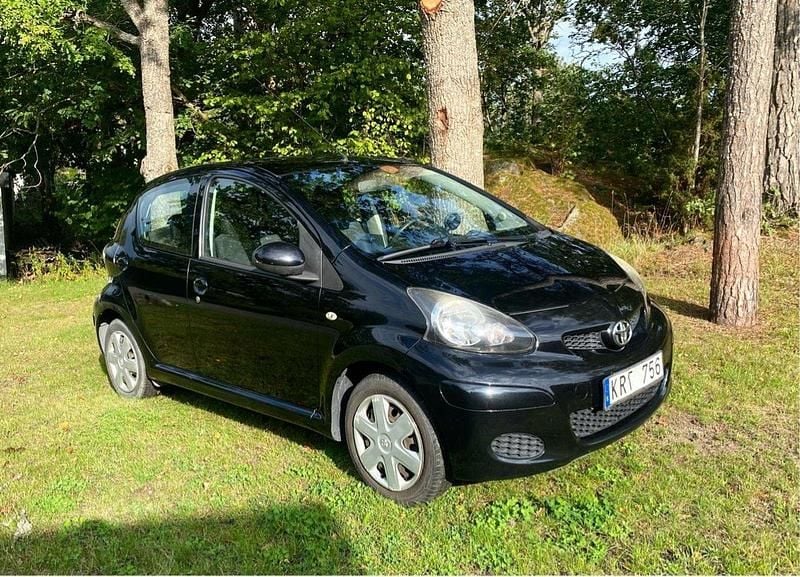 Svart Begagnad 2010 Toyota Aygo Halvkombi | 45 000 kr (Marknadspris) - Bild 1/4