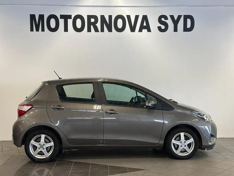 Begagnad Toyota Yaris Hybrid Active 101 HK (74 kW) 2017 Grå