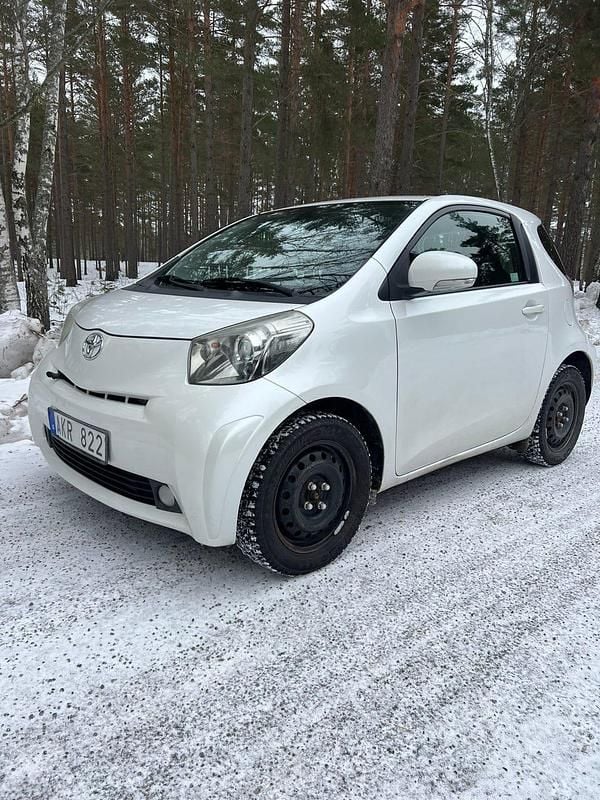 Vit metallic Begagnad 2009 Toyota iQ Halvkombi | 59 000 kr (Marknadspris) - Bild 1/4