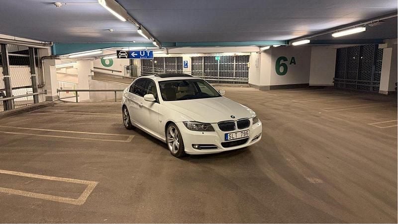 Vit Begagnad 2009 BMW 335 Sedan | 120 000 kr (Superpris) - Bild 1/4