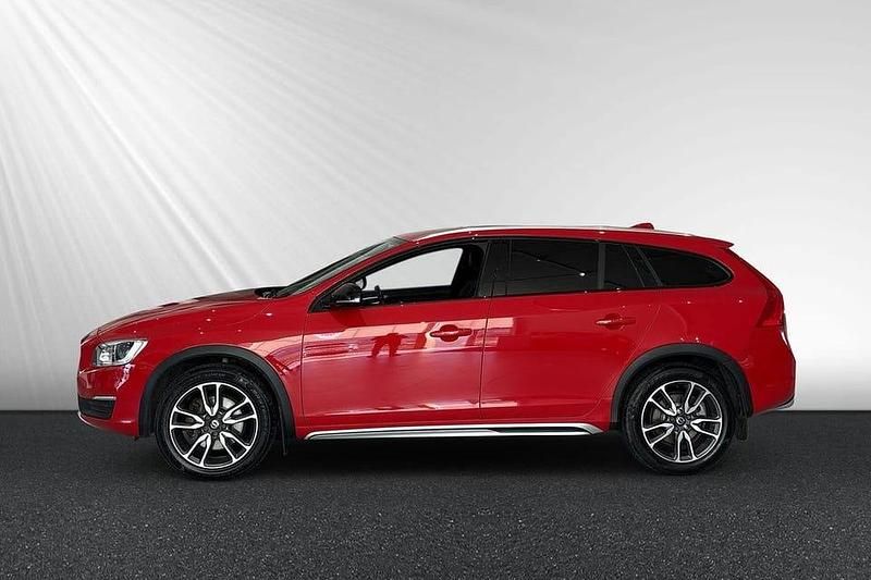 Begagnad Volvo V60 CC Standard 192 HK (141 kW) 2018 Röd Kombi