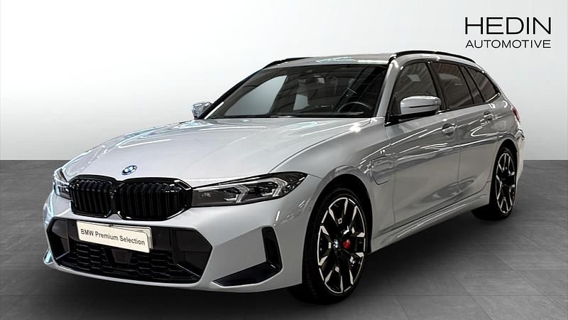 Grå (grey) Begagnad 2025 BMW 330e M Sport Kombi | 584 700 kr - Bild 1/4