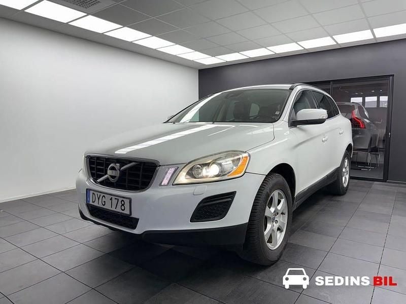 Vit Begagnad 2013 Volvo XC60 Momentum SUV | 109 900 kr (Bra pris) - Bild 1/4