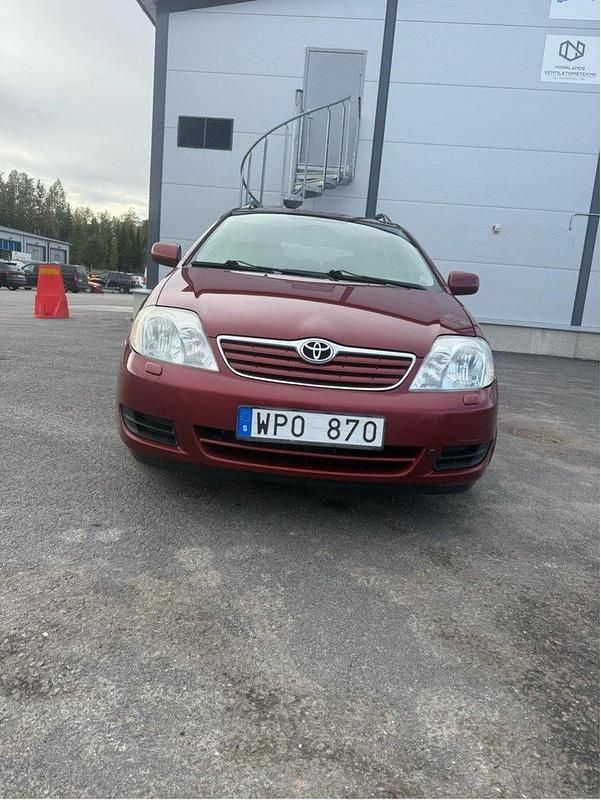 Röd Begagnad 2005 Toyota Corolla Kombi | 40 000 kr (Marknadspris) - Bild 1/4