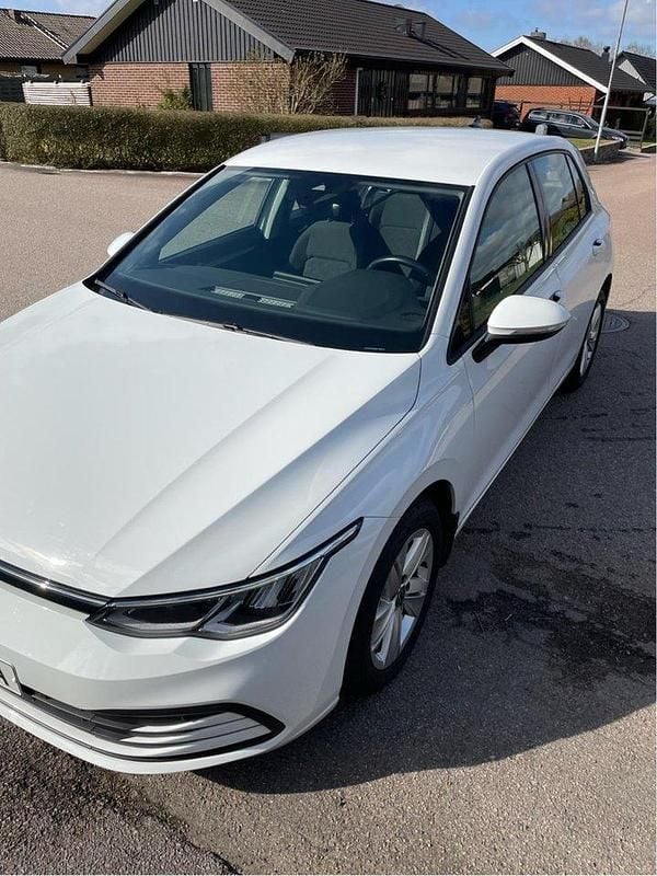 Vit Begagnad 2022 VW Golf VIII Halvkombi | 240 000 kr (Bra pris) - Bild 1/4