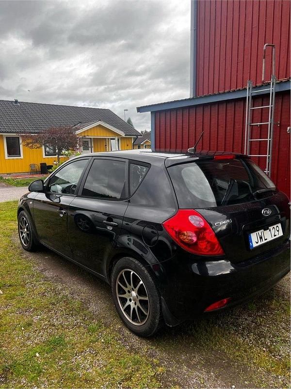 Svart Begagnad 2009 Kia Ceed Halvkombi | 30 000 kr - Bild 1/3